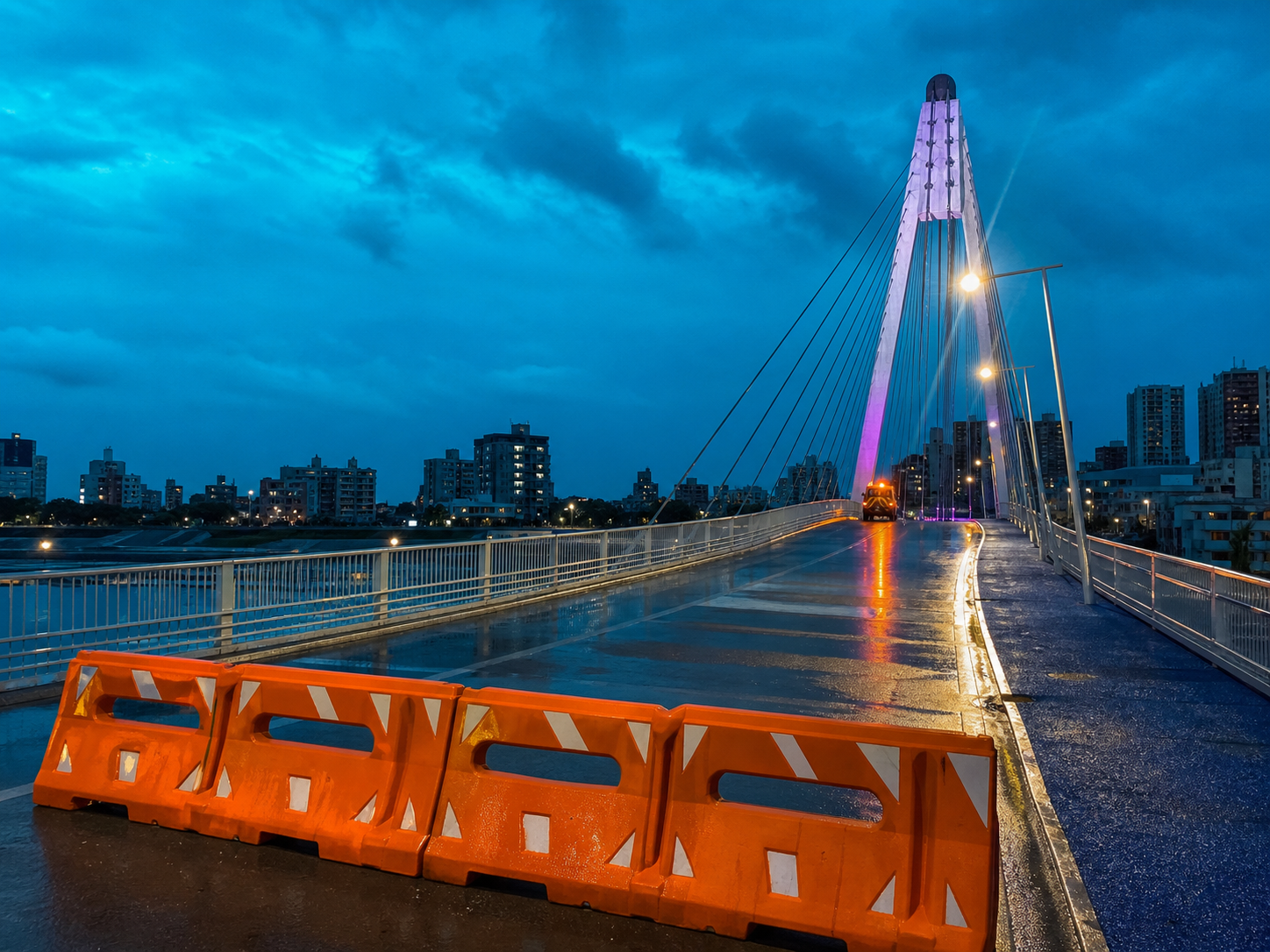 Ponte urbana molhada, com barreiras e veículo de manutenção